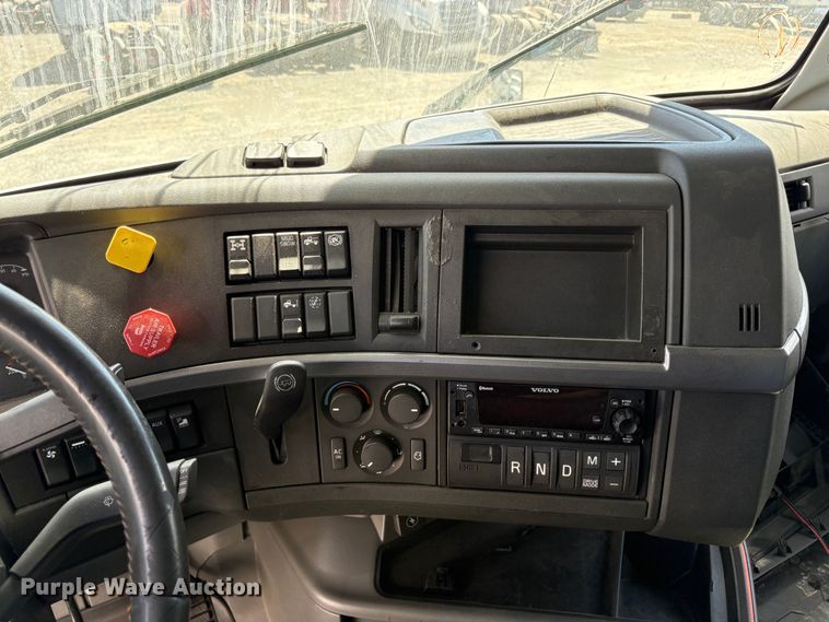 image for item YA3860 2022 Volvo VNL semi truck