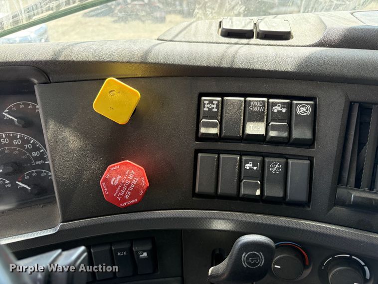 image for item YA3860 2022 Volvo VNL semi truck
