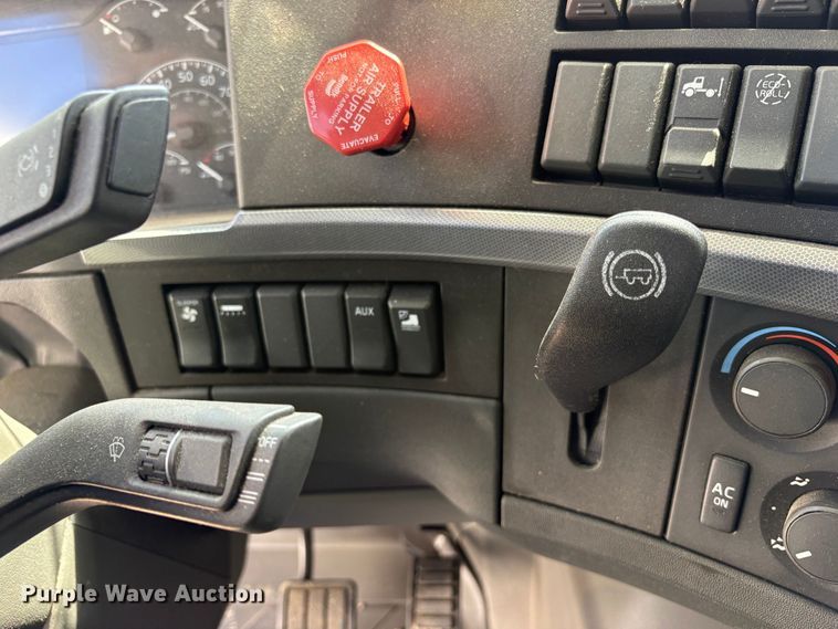 image for item YA3860 2022 Volvo VNL semi truck