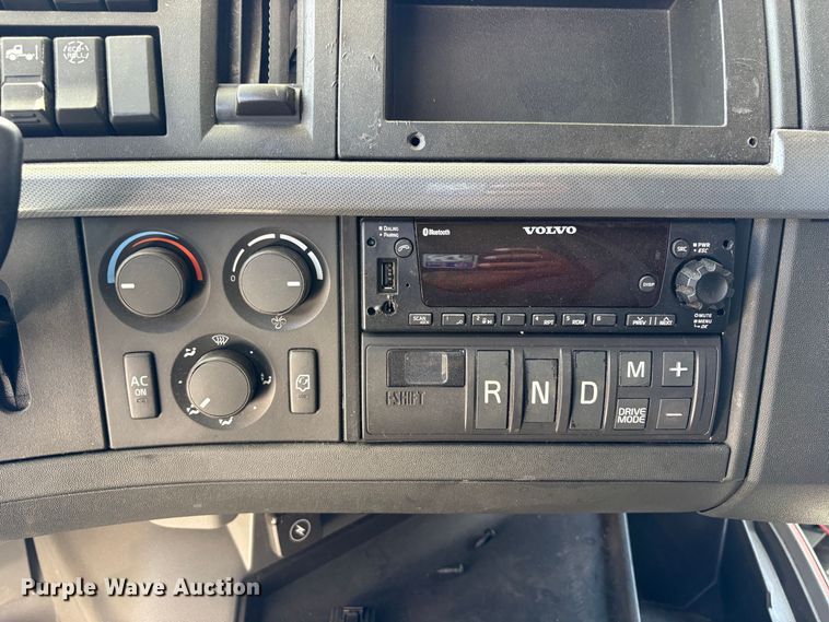 image for item YA3860 2022 Volvo VNL semi truck
