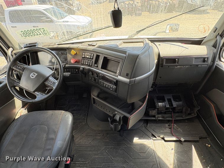 image for item YA3860 2022 Volvo VNL semi truck