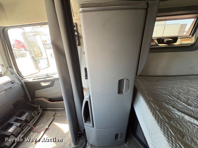 image for item YA3860 2022 Volvo VNL semi truck