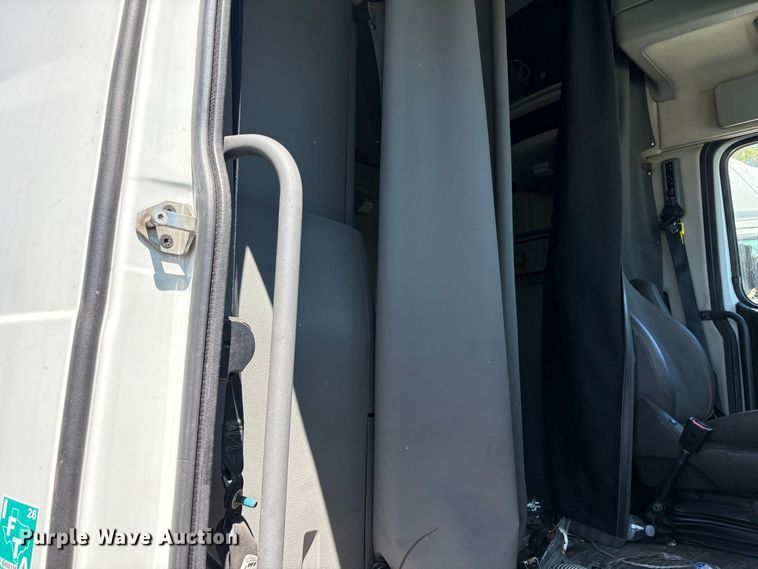 image for item YA3860 2022 Volvo VNL semi truck