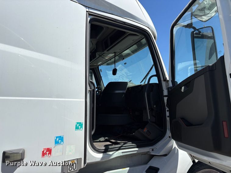image for item YA3860 2022 Volvo VNL semi truck