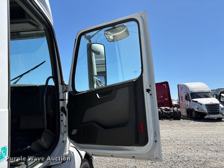 image for item YA3860 2022 Volvo VNL semi truck