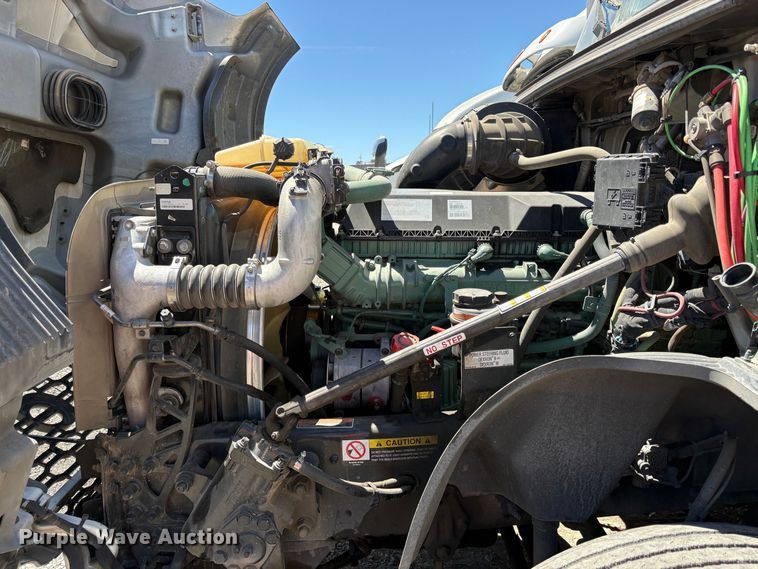 image for item YA3860 2022 Volvo VNL semi truck