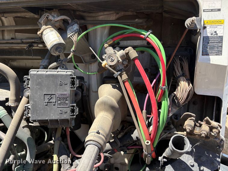 image for item YA3860 2022 Volvo VNL semi truck