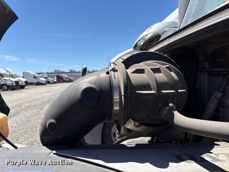 image for item YA3860 2022 Volvo VNL semi truck