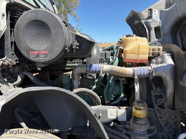 image for item YA3860 2022 Volvo VNL semi truck