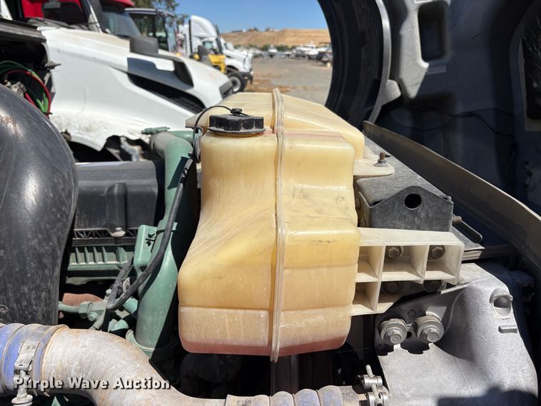 image for item YA3860 2022 Volvo VNL semi truck