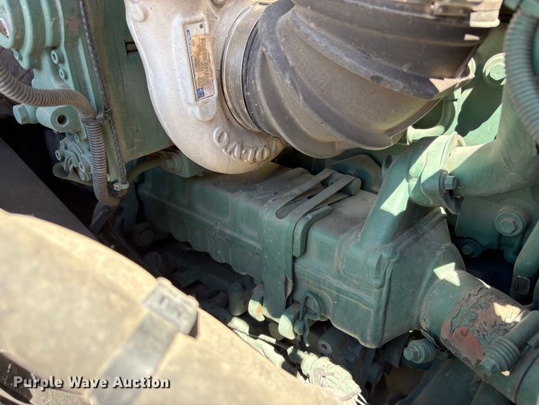 image for item YA3860 2022 Volvo VNL semi truck