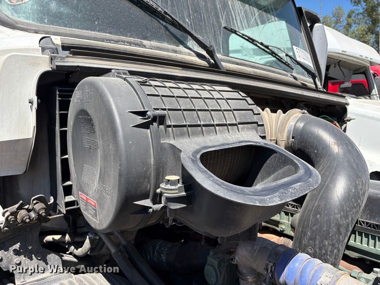 image for item YA3860 2022 Volvo VNL semi truck