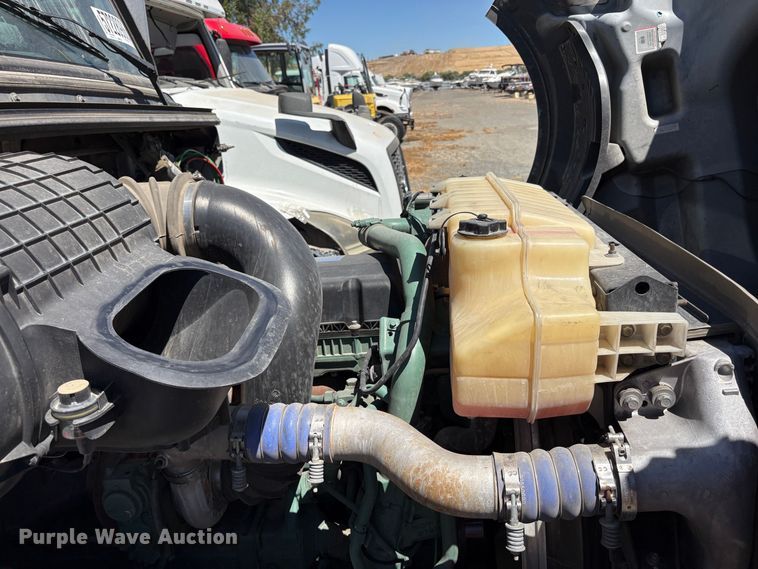 image for item YA3860 2022 Volvo VNL semi truck