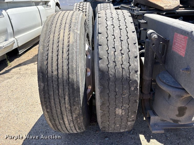 image for item YA3860 2022 Volvo VNL semi truck