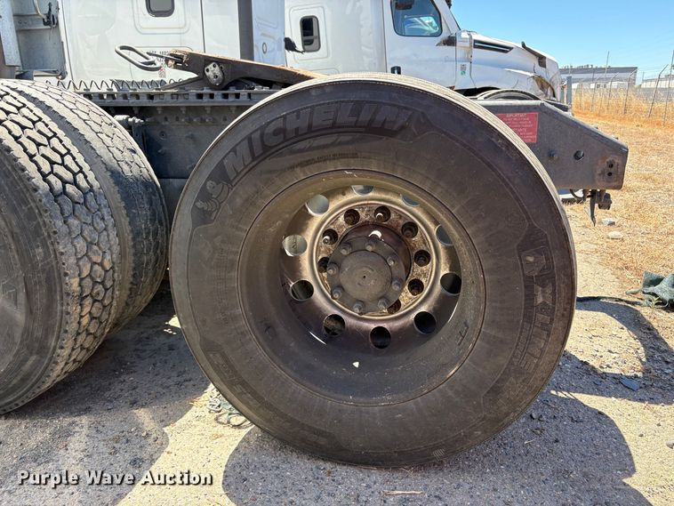 image for item YA3860 2022 Volvo VNL semi truck