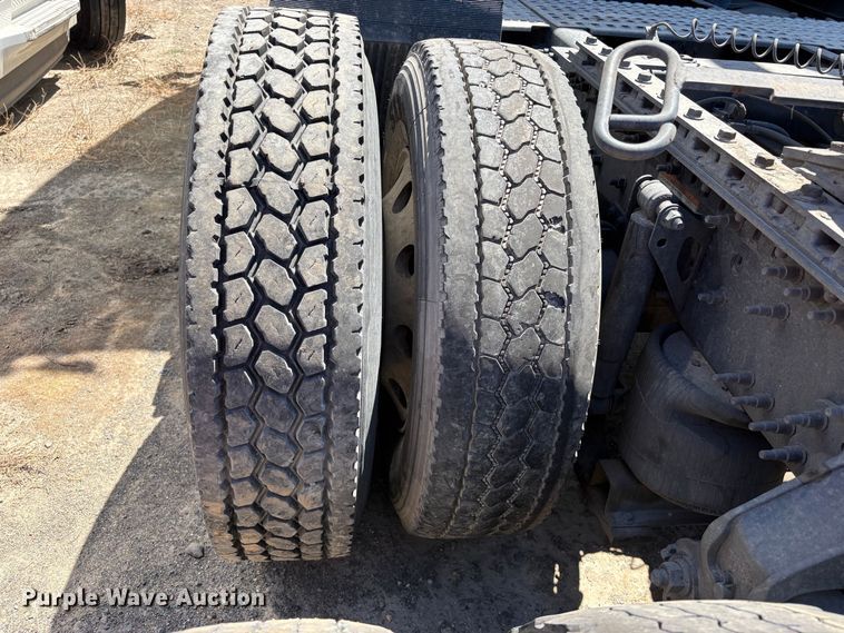 image for item YA3860 2022 Volvo VNL semi truck