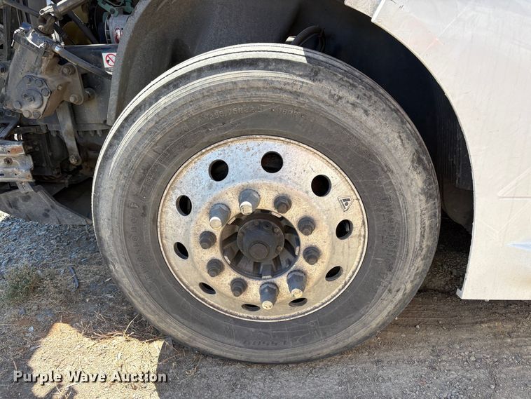 image for item YA3860 2022 Volvo VNL semi truck
