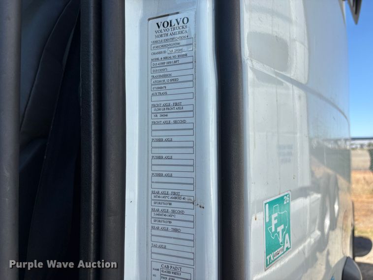 image for item YA3860 2022 Volvo VNL semi truck