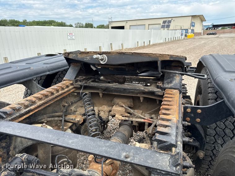 image for item YA3875 2012 Peterbilt 389 semi truck