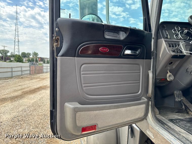 image for item YA3875 2012 Peterbilt 389 semi truck