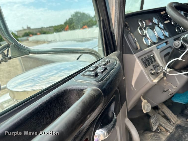 image for item YA3875 2012 Peterbilt 389 semi truck