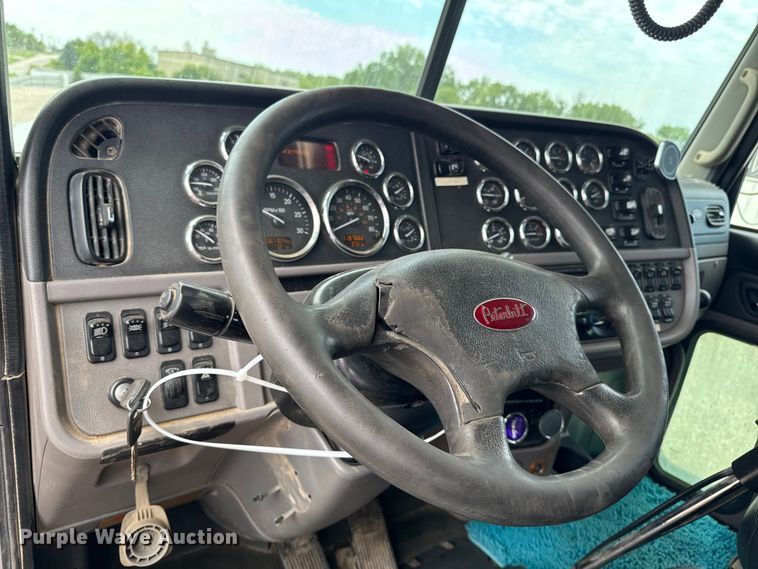 image for item YA3875 2012 Peterbilt 389 semi truck