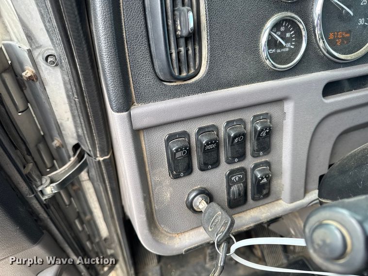 image for item YA3875 2012 Peterbilt 389 semi truck
