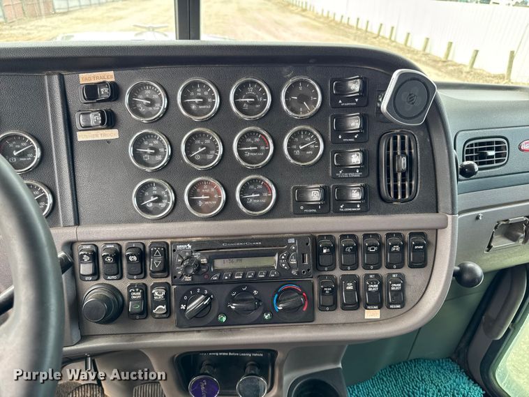 image for item YA3875 2012 Peterbilt 389 semi truck