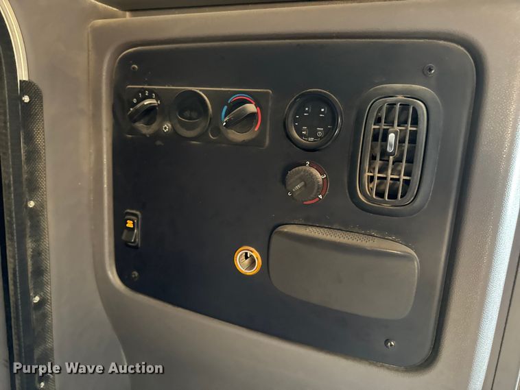 image for item YA3875 2012 Peterbilt 389 semi truck