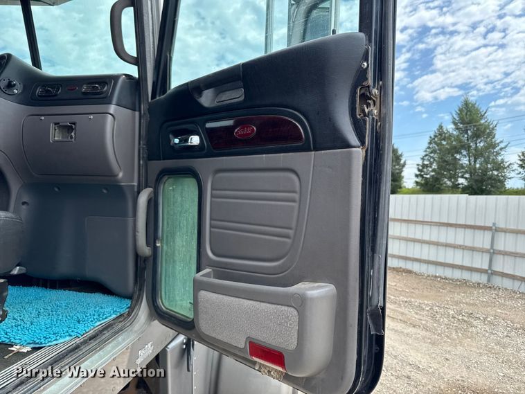 image for item YA3875 2012 Peterbilt 389 semi truck