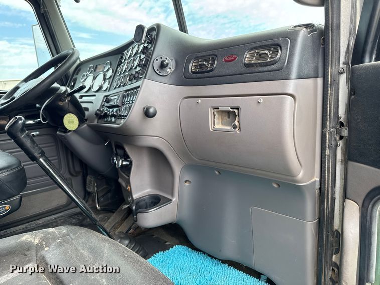 image for item YA3875 2012 Peterbilt 389 semi truck