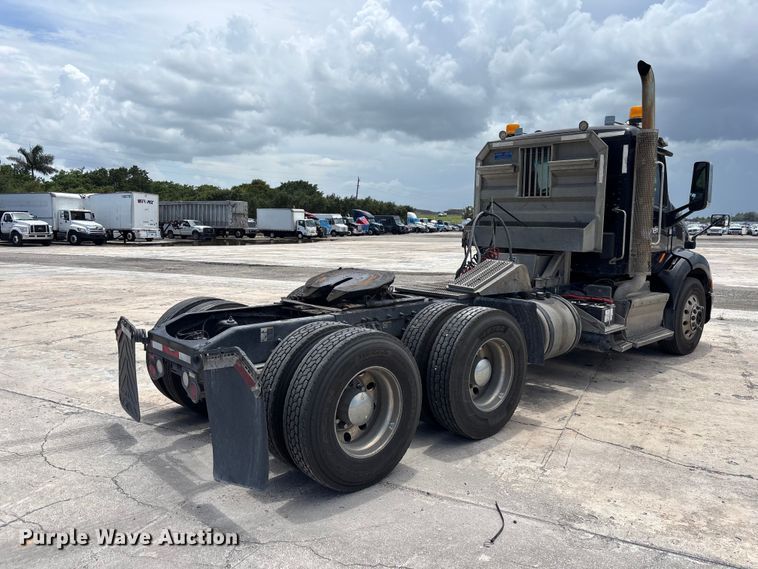 image for item YA3948 2018 Peterbilt 579 semi truck