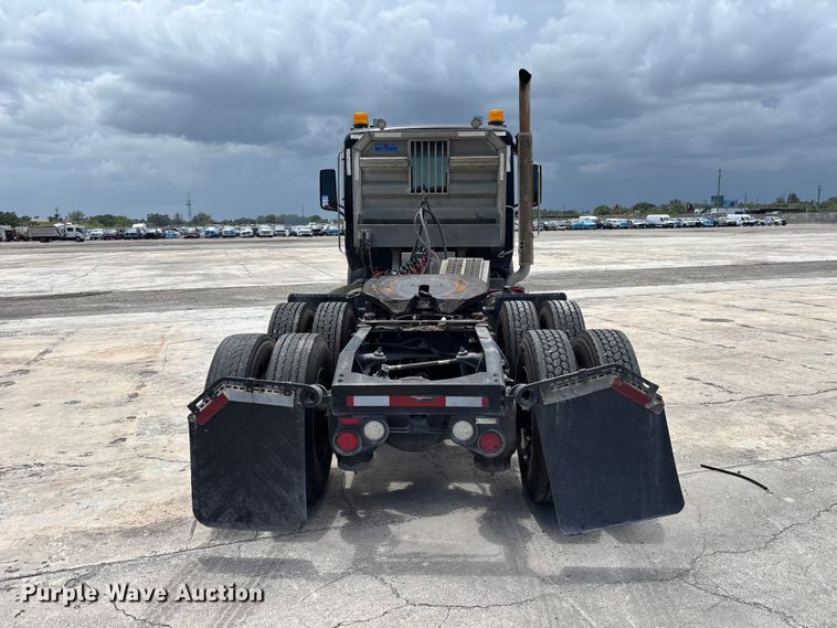 image for item YA3948 2018 Peterbilt 579 semi truck