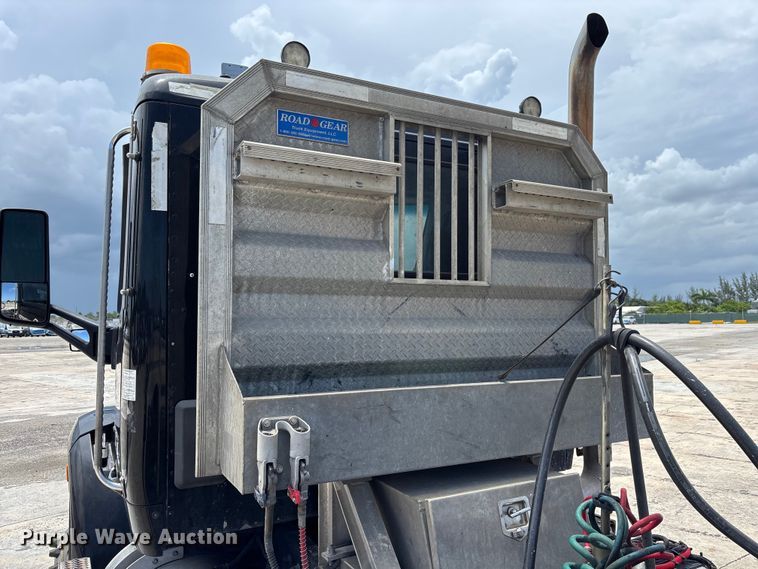 image for item YA3948 2018 Peterbilt 579 semi truck