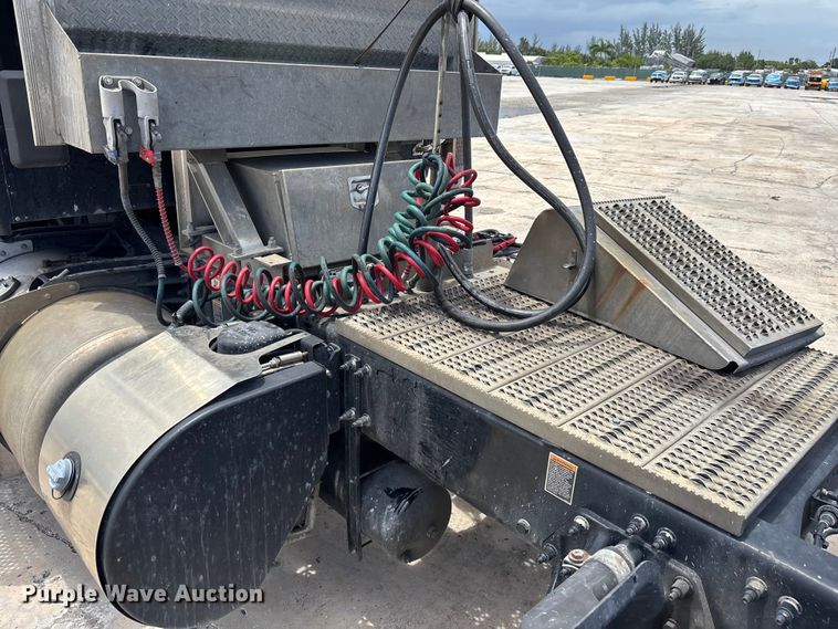 image for item YA3948 2018 Peterbilt 579 semi truck