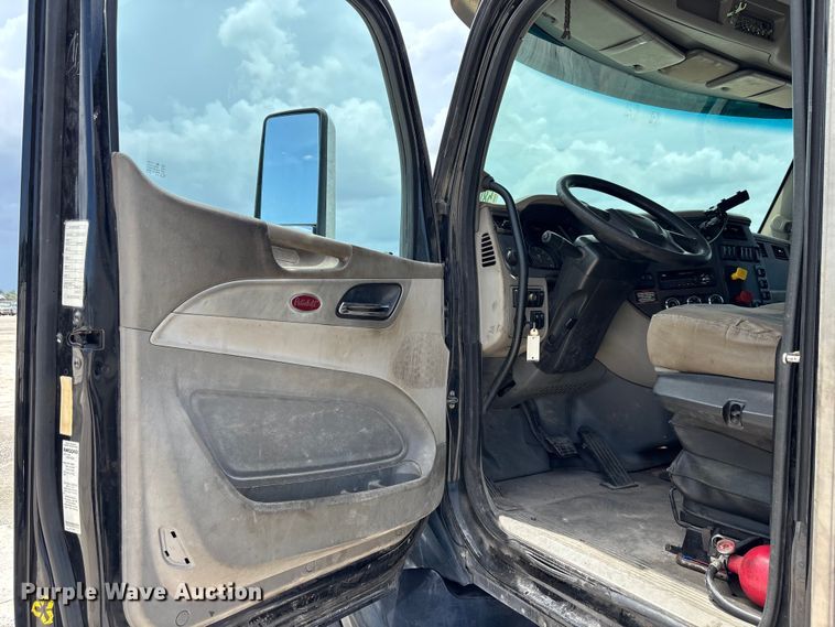 image for item YA3948 2018 Peterbilt 579 semi truck
