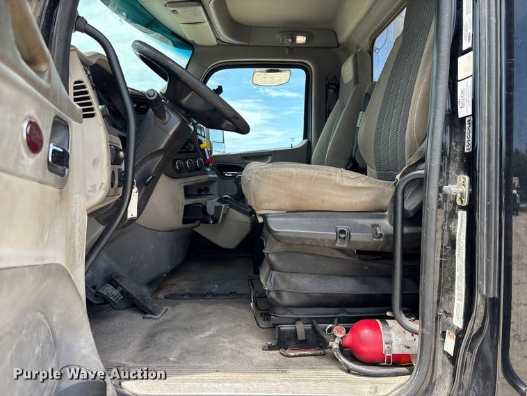 image for item YA3948 2018 Peterbilt 579 semi truck
