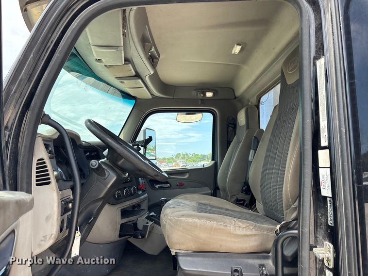 image for item YA3948 2018 Peterbilt 579 semi truck