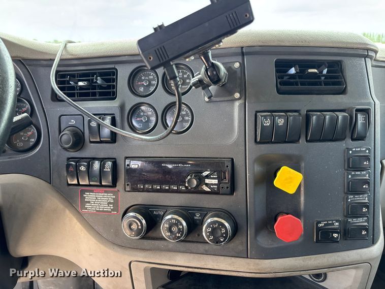 image for item YA3948 2018 Peterbilt 579 semi truck