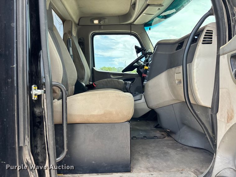 image for item YA3948 2018 Peterbilt 579 semi truck