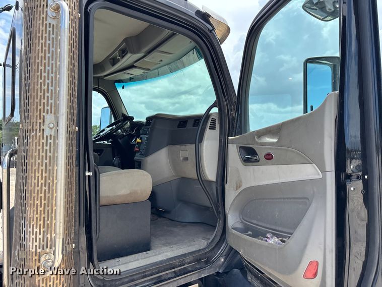 image for item YA3948 2018 Peterbilt 579 semi truck