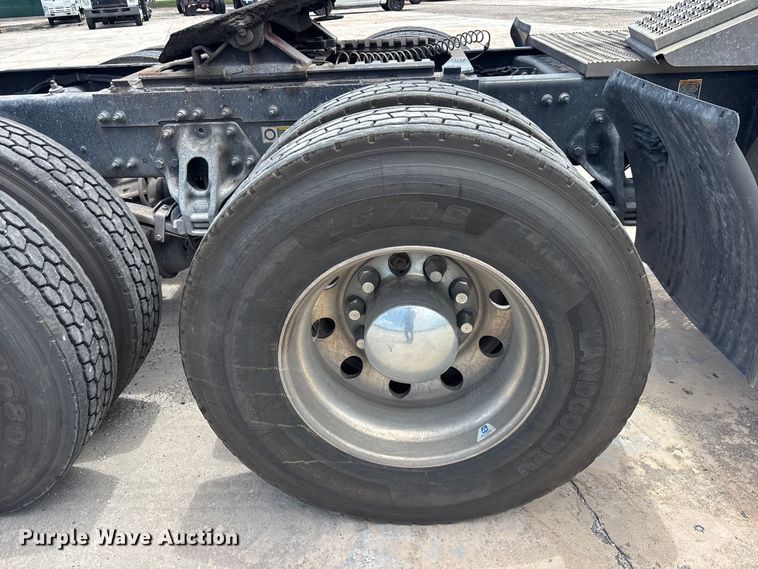 image for item YA3948 2018 Peterbilt 579 semi truck