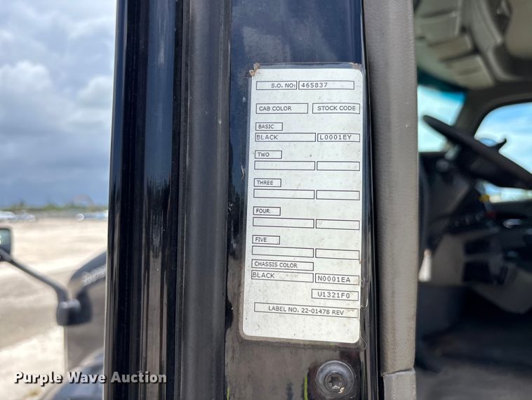 image for item YA3948 2018 Peterbilt 579 semi truck
