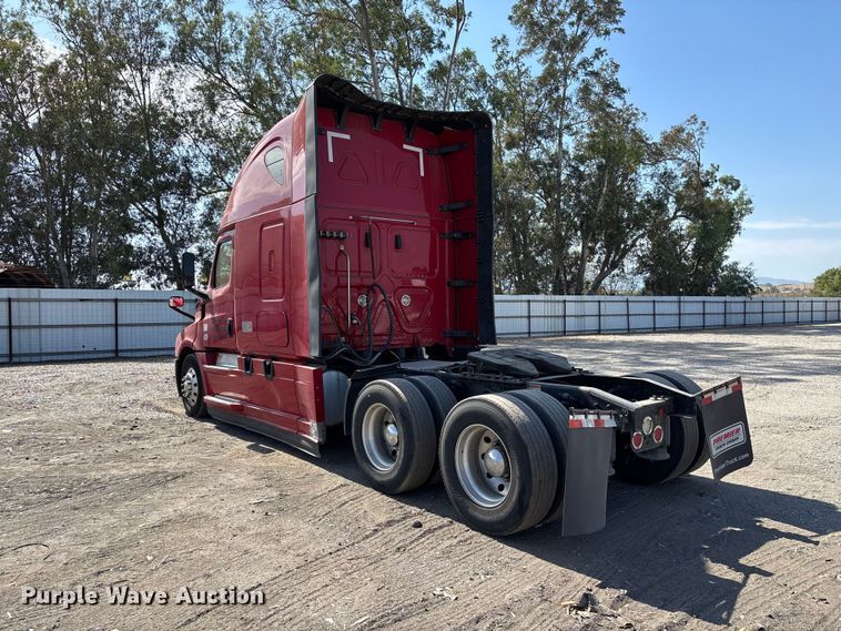 image for item YA3950 2021 Freightliner Cascadia semi truck