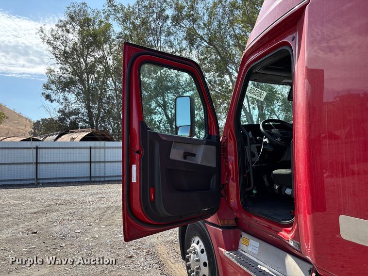 image for item YA3950 2021 Freightliner Cascadia semi truck