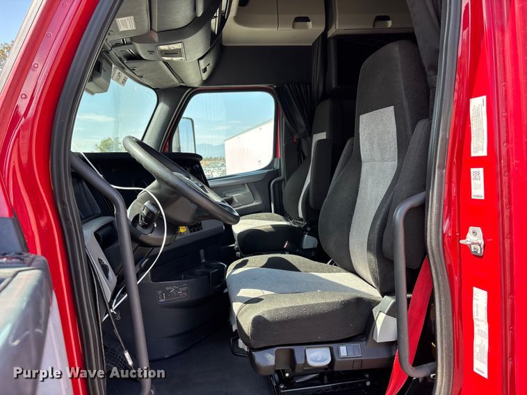 image for item YA3950 2021 Freightliner Cascadia semi truck