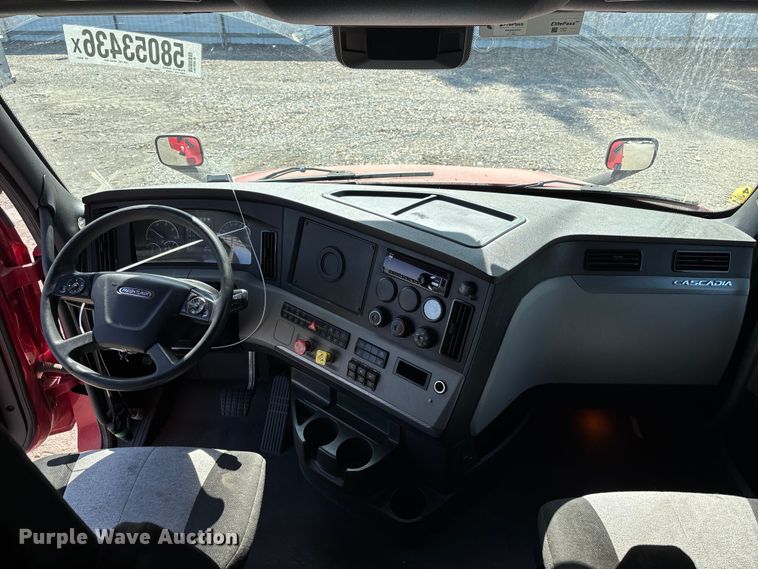 image for item YA3950 2021 Freightliner Cascadia semi truck