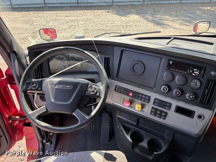 image for item YA3950 2021 Freightliner Cascadia semi truck