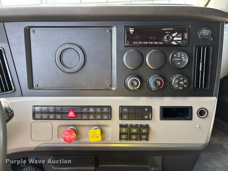 image for item YA3950 2021 Freightliner Cascadia semi truck