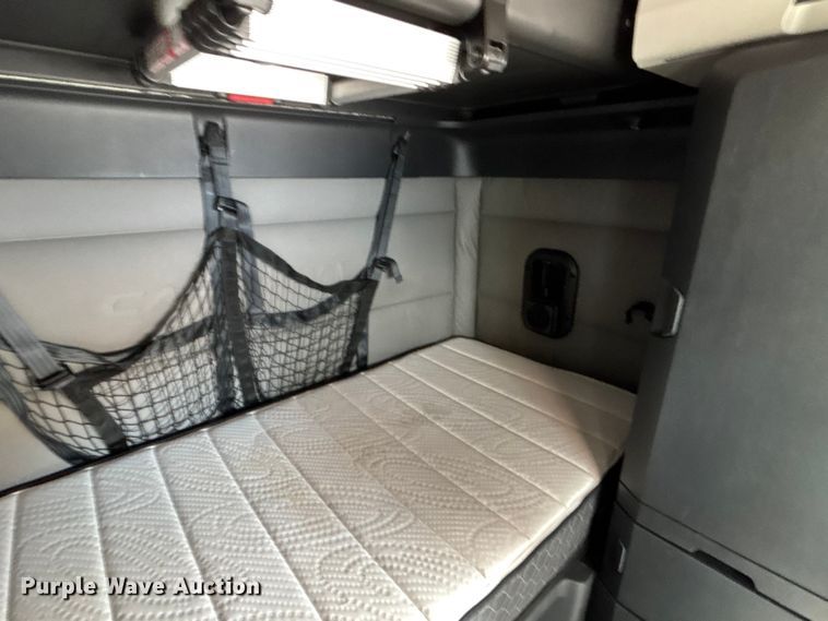 image for item YA3950 2021 Freightliner Cascadia semi truck